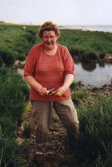 Oma Gisela beim Röhrstechen im Deichvorland
